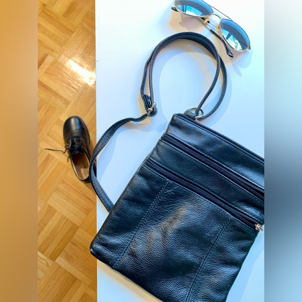 Bentley Black Leather Crossbody Bag | Sac bandoulière en cuir